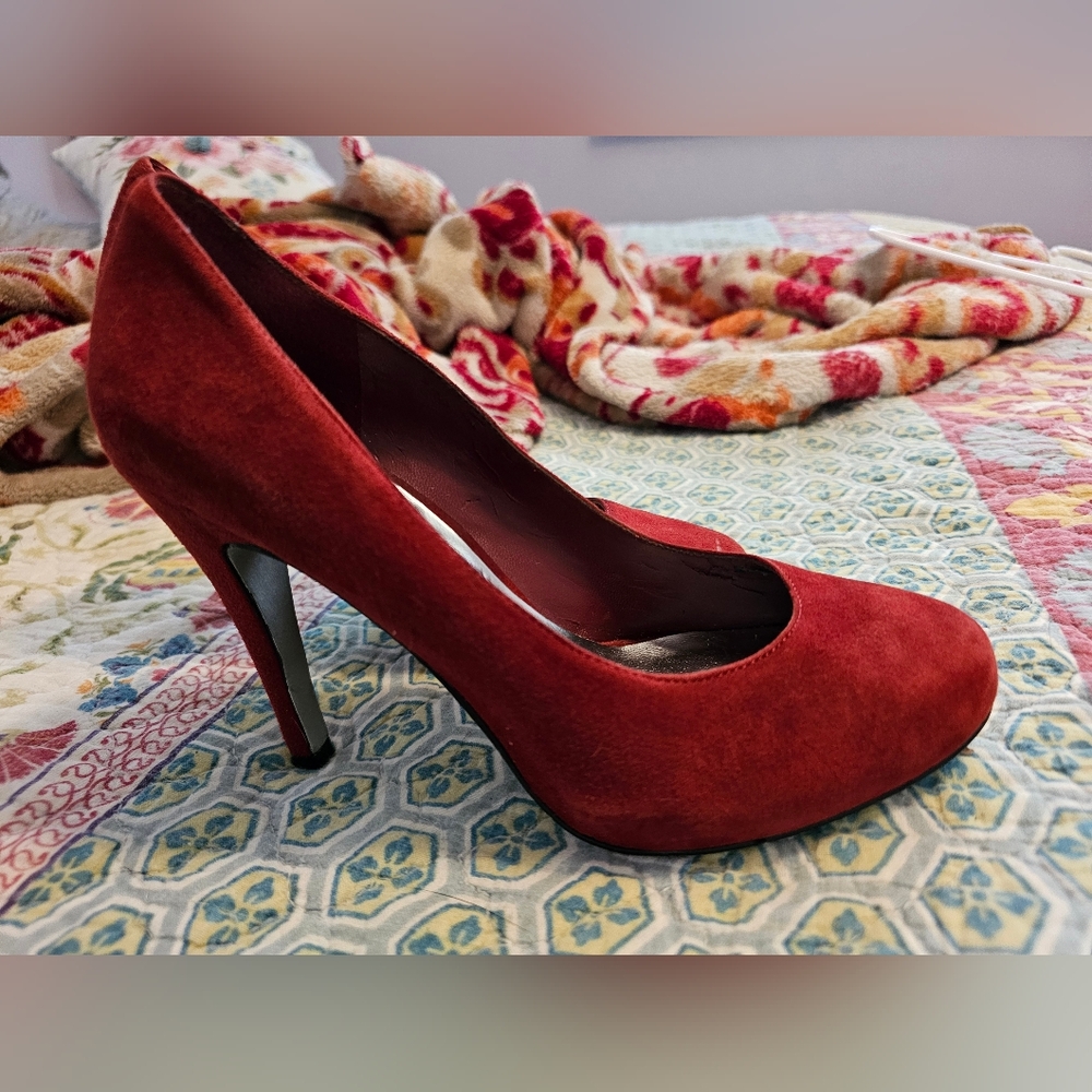 Red suede pumps - Picture 3 of 8